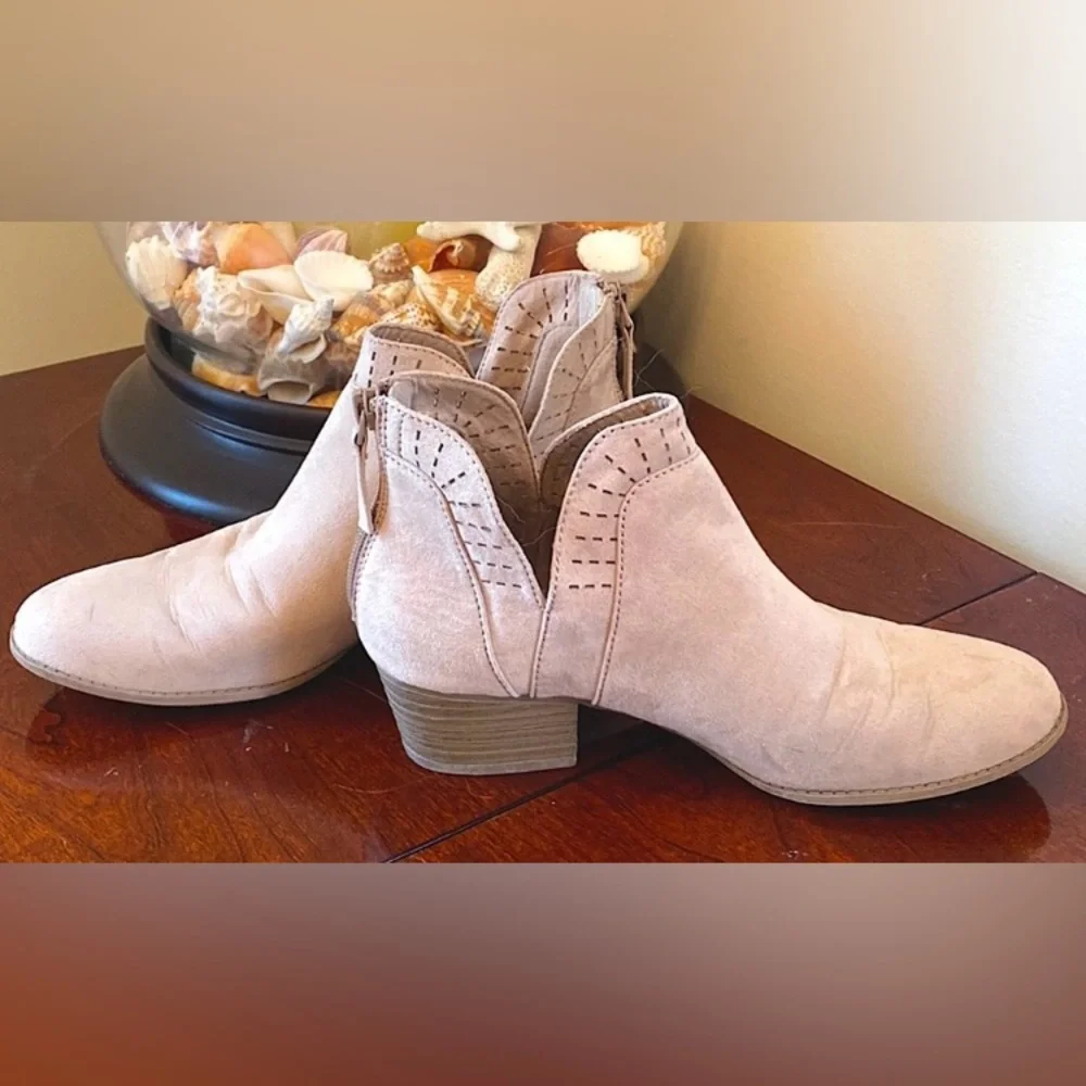 Arizona Jeans Co Memory Foam Cream SZ 6 Coastal Cowgirl Chic Suede Ankle Boots